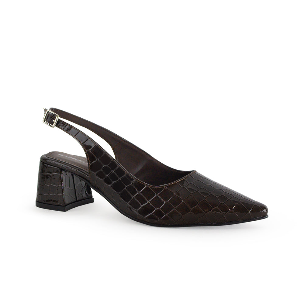 Vista lateral de zapatilla café destalonada para mujer con tacón bajo de 5cm y punta fina 