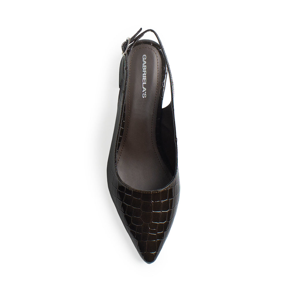 Vista superior de zapatilla café destalonada para mujer con pulsera ajustable y punta cerrada fina