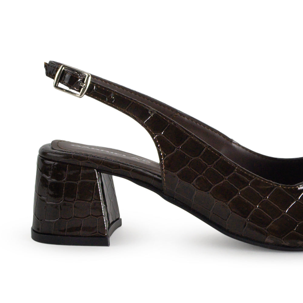 Vista trasera de tacón bajo ancho de 5cm y pulsera ajustable en zapatilla café con punta fina