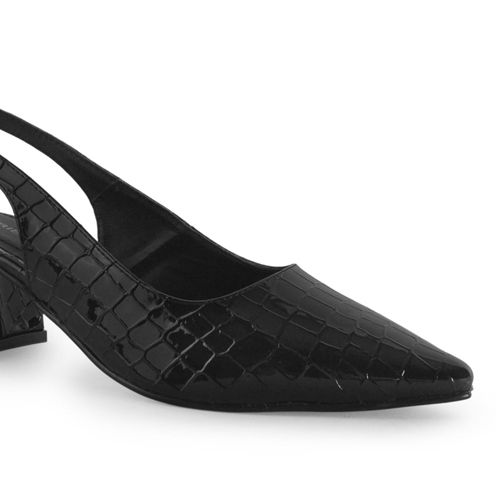 Vista a detalle de zapatilla negra para mujer con tacón bajo de 5cm y punta fina 