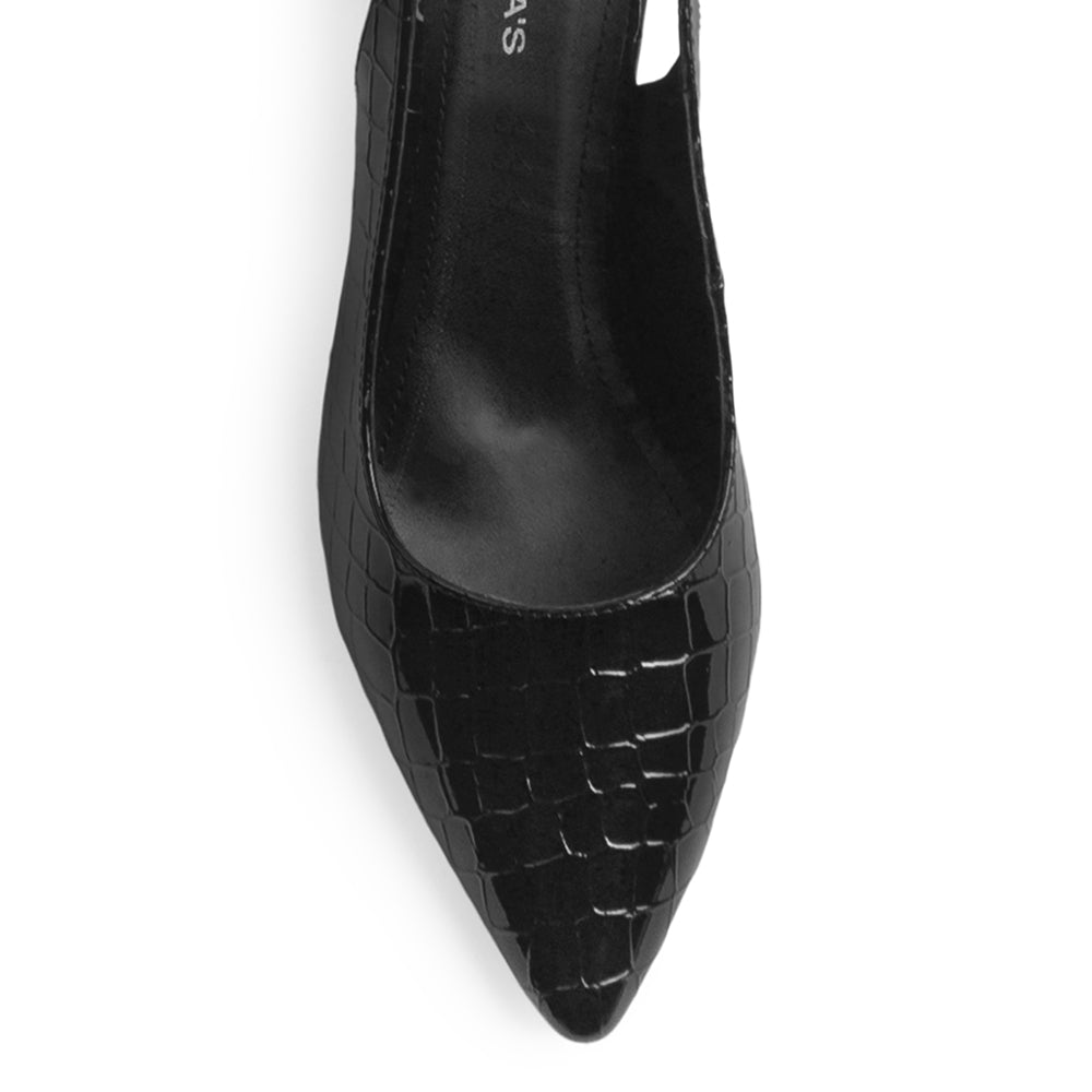 Vista de material sintético en zapatilla negra destalonada para mujer con punta fina y tacón bajo de 5cm