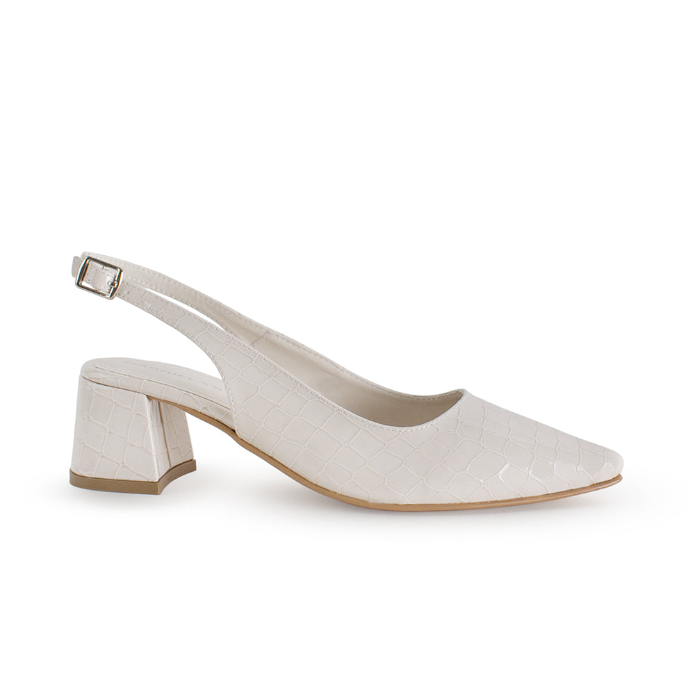 Vista lateral de zapatilla beige con punta fina destalonada y tacón ancho bajo de 5cm