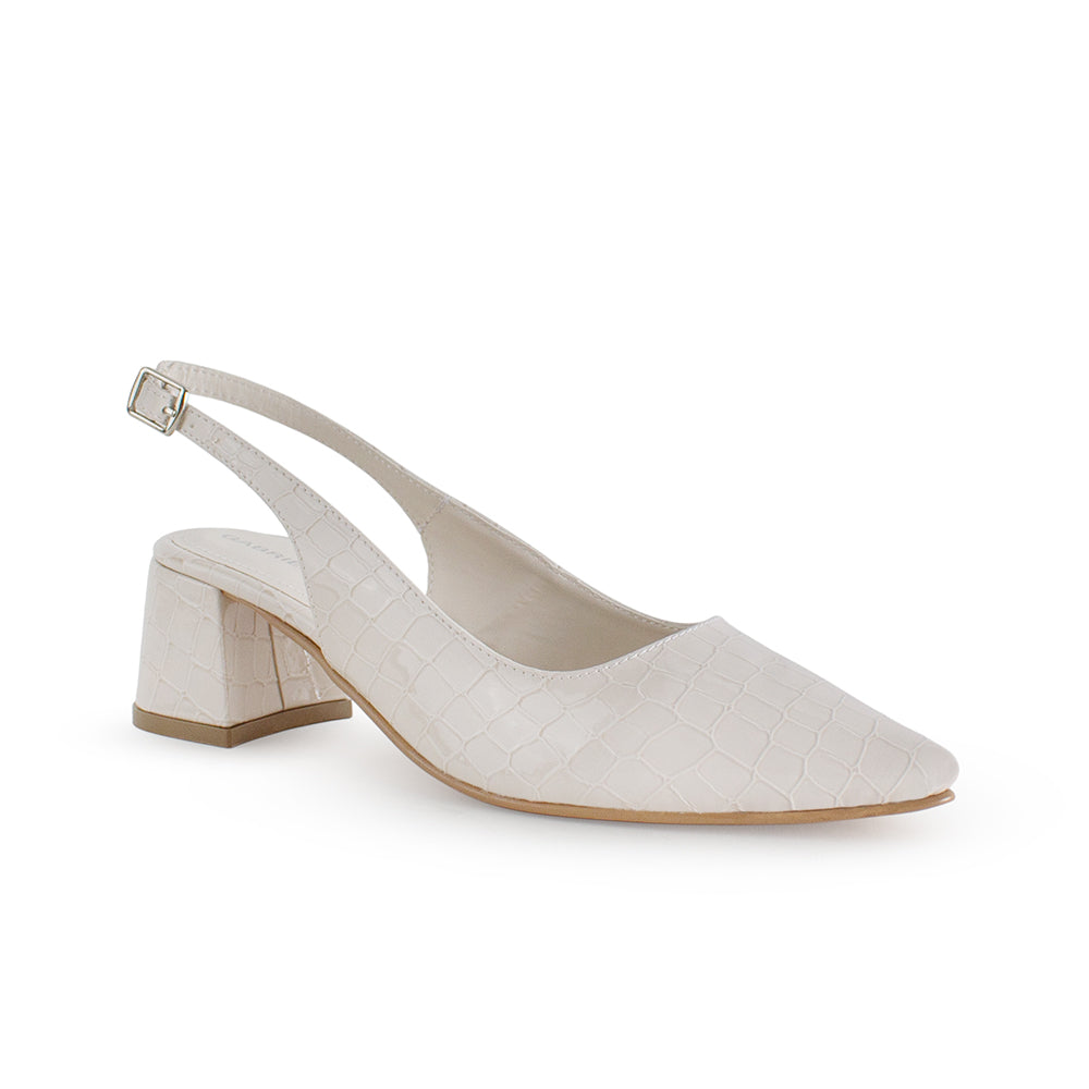 Vista lateral de zapatilla beige destalonada para mujer con tacón bajo de 5cm y punta fina 