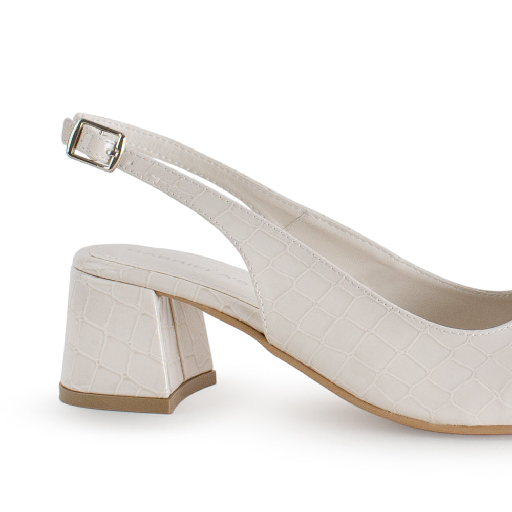 Vista trasera de tacón bajo ancho de 5cm y pulsera ajustable en zapatilla beige con punta fina