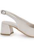 Vista trasera de tacón bajo ancho de 5cm y pulsera ajustable en zapatilla beige con punta fina
