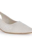 Vista a detalle de zapatilla beige para mujer con tacón bajo de 5cm y punta fina 