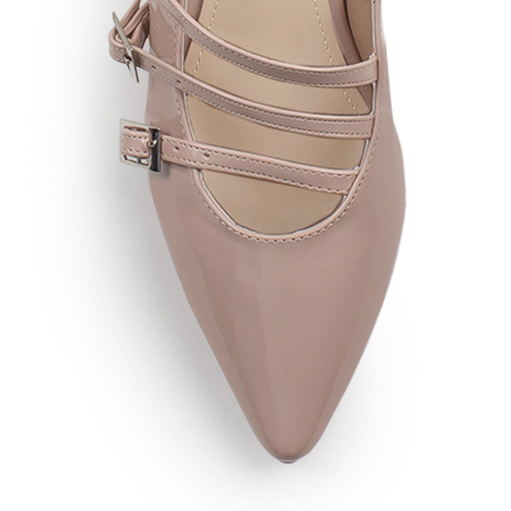 Vista de material charol en zapatilla destalonada para mujer con punta fina cerrada y tacón bajo ancho de 5cm en color nude