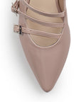 Vista de material charol en zapatilla destalonada para mujer con punta fina cerrada y tacón bajo ancho de 5cm en color nude