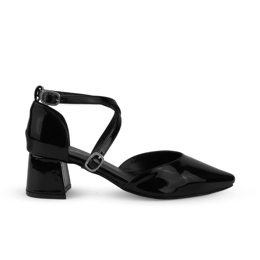 Vista lateral de zapatilla negra para mujer con punta fina cerrada y doble correa cruzada de tacón bajo de 5cm