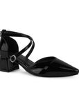 Vista diagonal de zapatilla negra para mujer de punta fina cerrada con tiras delgadas cruzadas y tacón bajo de 5cm