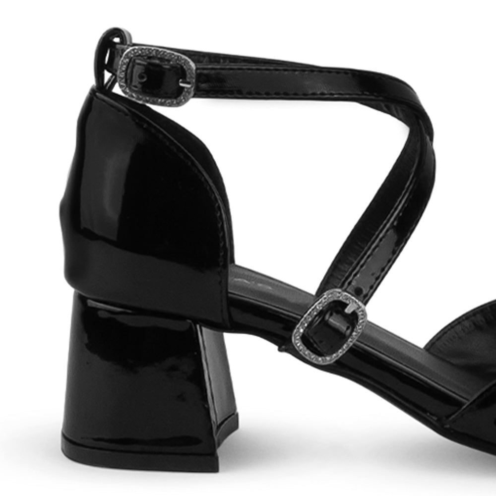 Vista trasera de tacón bajo de 5cm en zapatilla negra para mujer con tiras cruzadas ajustables