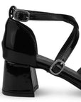 Vista trasera de tacón bajo de 5cm en zapatilla negra para mujer con tiras cruzadas ajustables
