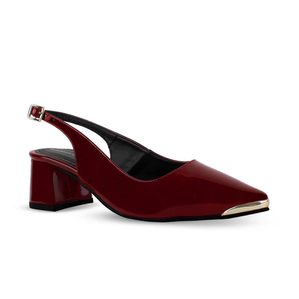 Vista diagonal de zapatilla vino destalonada para mujer con tacón bajo de 6cm punta cerrada fina y detalle metálico
