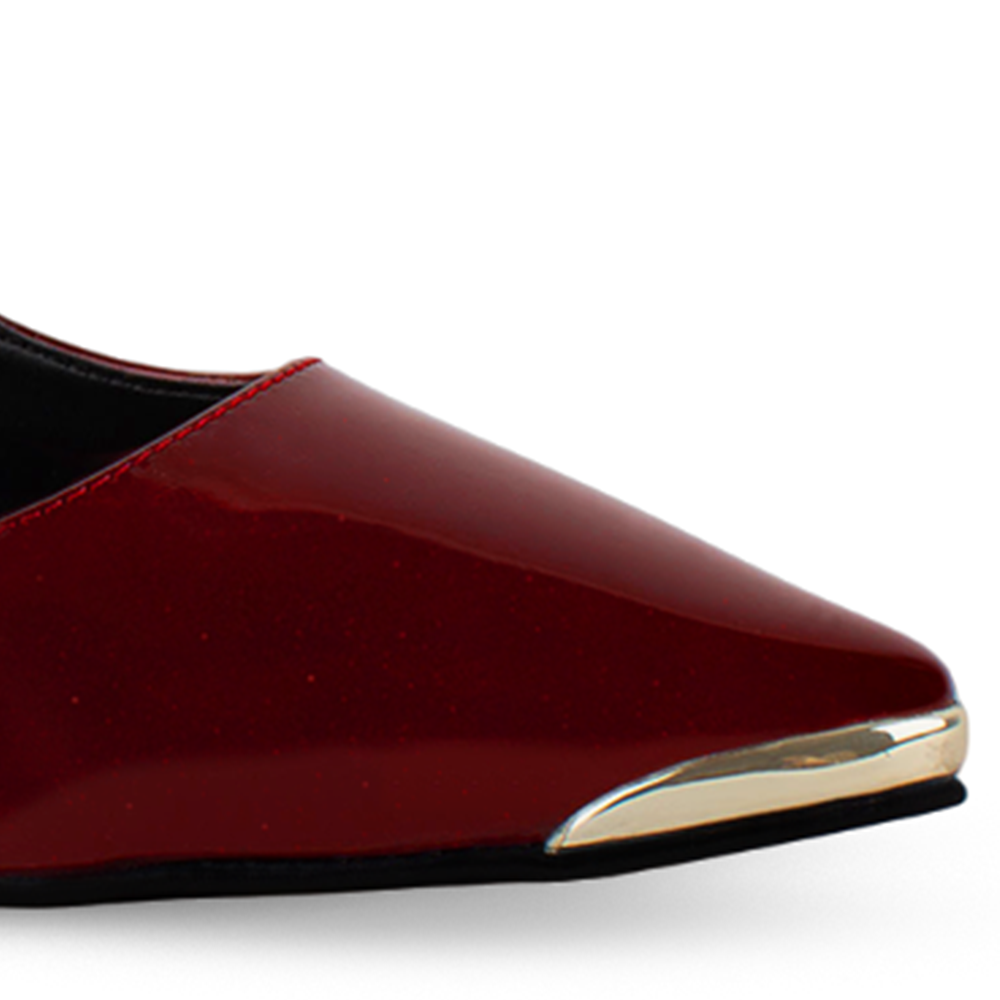 Vista de detalle metálico frontal en zapatilla vino para mujer con tacón bajo de 6cm