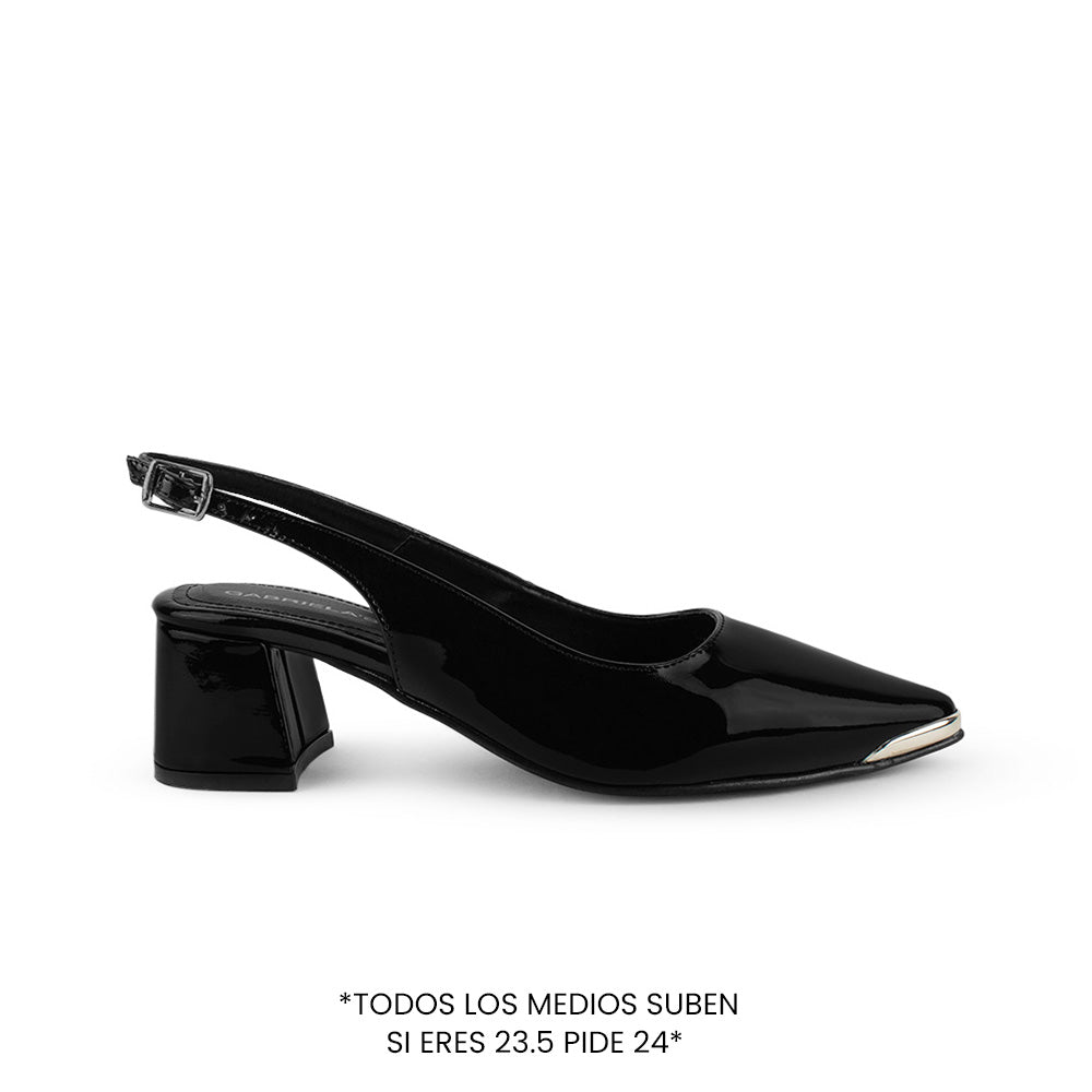 Vista lateral de zapatilla negra destalonada para mujer con punta fina y tacón bajo de 6cm