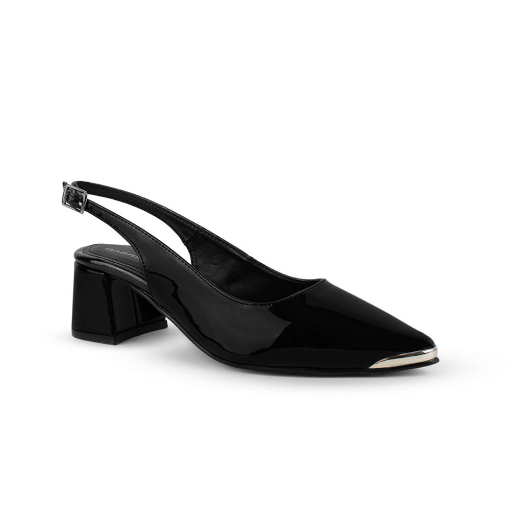 Vista diagonal de zapatilla negra destalonada para mujer con tacón bajo de 6cm punta cerrada fina y detalle metálico