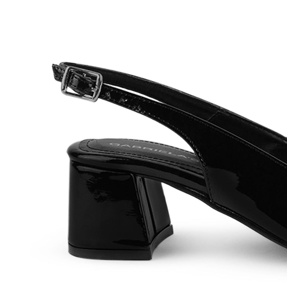 Vista trasera de tacón bloque bajo de 6cm en zapatilla negra destalonada para mujer con punta fina