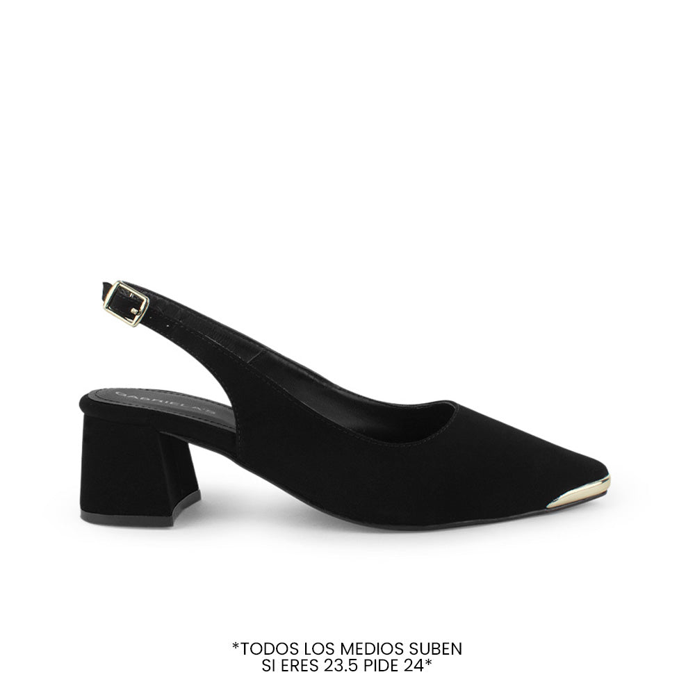 Vista lateral de zapatilla negra destalonada para mujer con punta fina y tacón bajo de 6cm