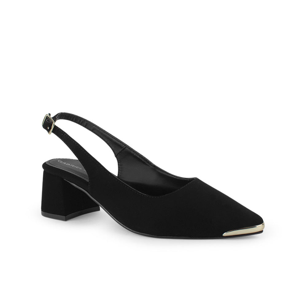 Vista diagonal de zapatilla negra destalonada para mujer con tacón bajo de 6cm punta cerrada fina y detalle metálico