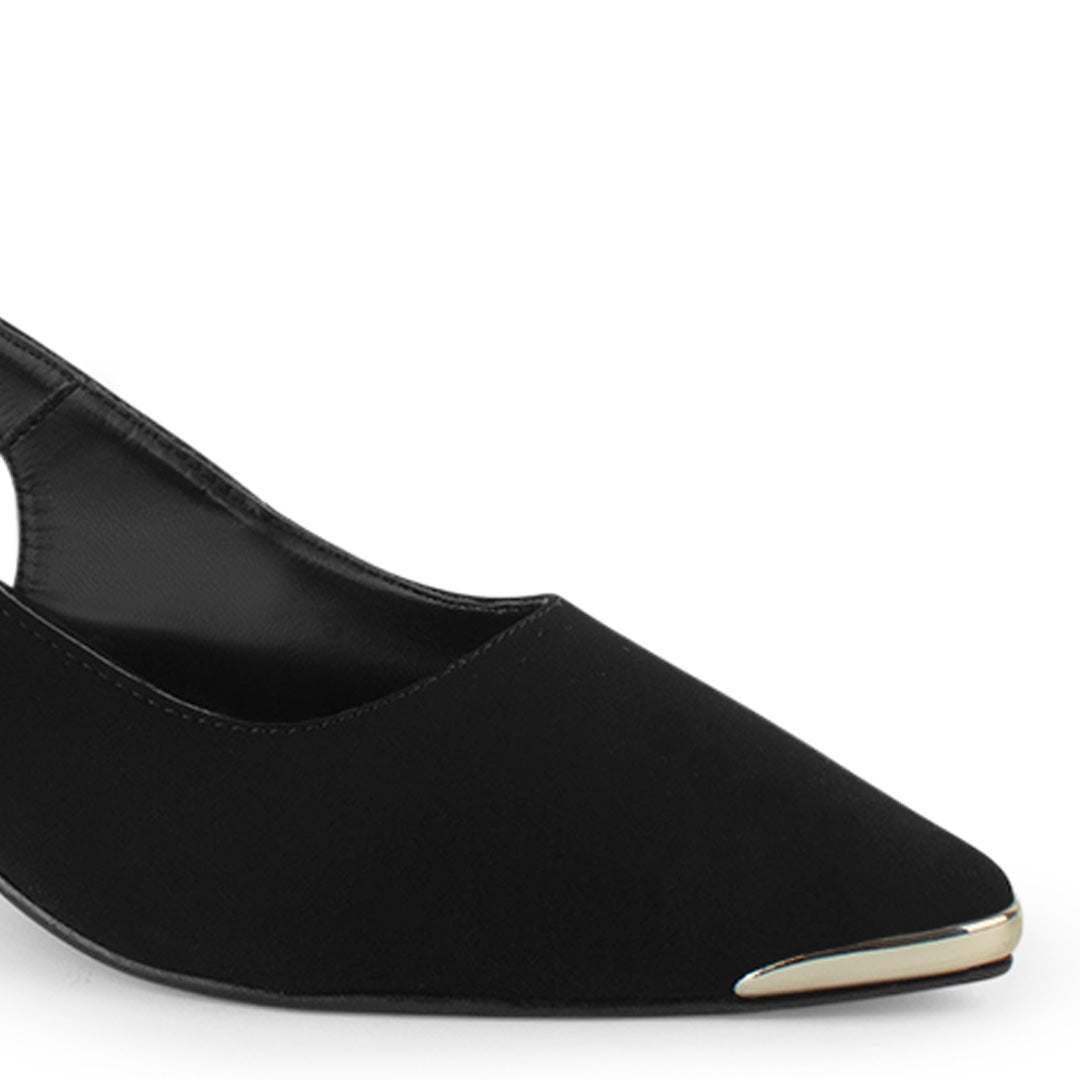 Vista de detalle metálico frontal en zapatilla negra para mujer con tacón bajo de 6cm