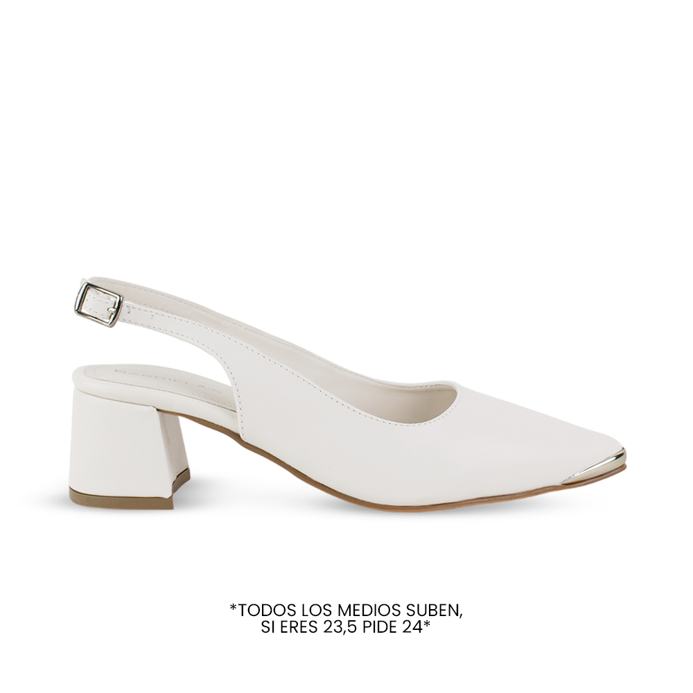 Vista lateral de zapatilla beige destalonada para mujer con punta fina y tacón bajo de 6cm