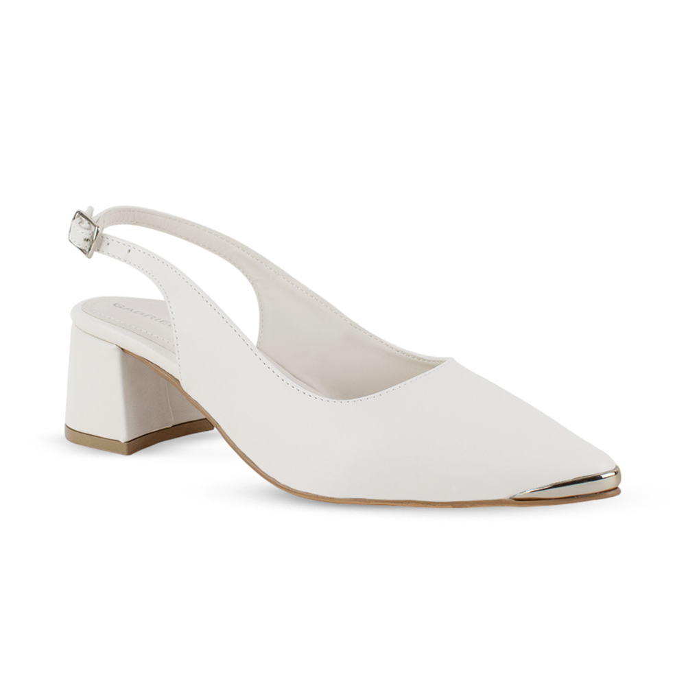 Vista diagonal de zapatilla beige destalonada para mujer con tacón bajo de 6cm punta cerrada fina y detalle metálico