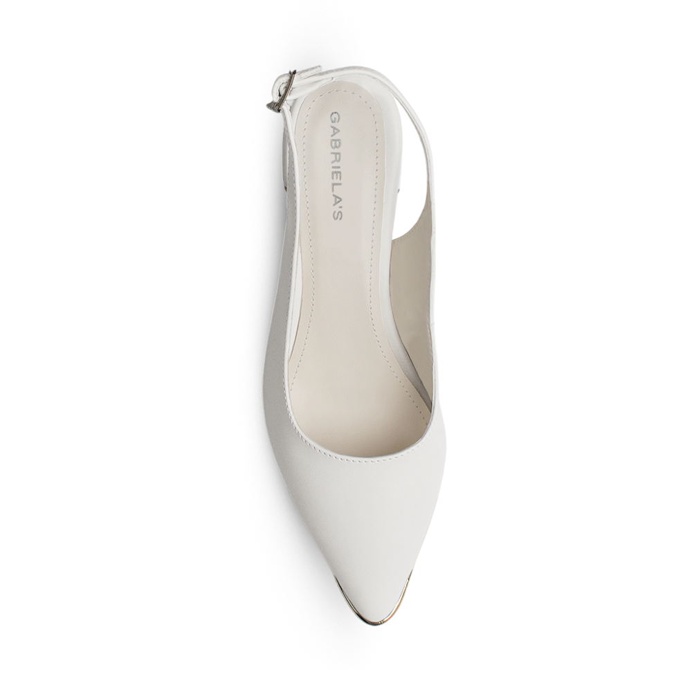 Vista superior de zapatilla destalonada para mujer con punta fina cerrada y hebilla ajustable en color beige