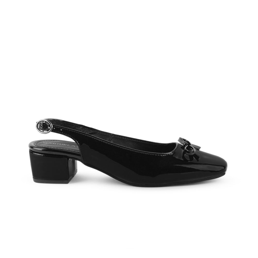 Vista lateral de zapatilla negra para mujer con moño en punta cuadrada cerrada y tacón bajo de 5cm