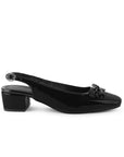 Vista lateral de zapatilla negra para mujer con moño en punta cuadrada cerrada y tacón bajo de 5cm