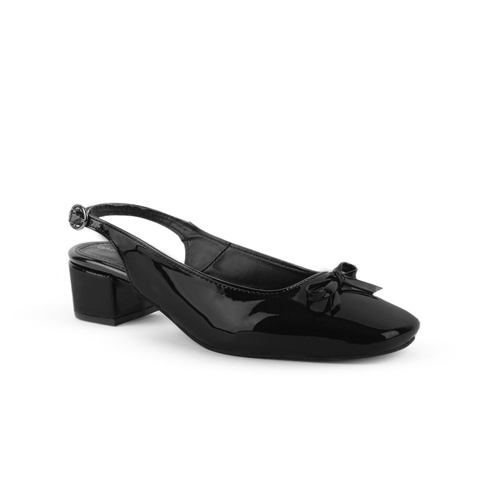 Vista diagonal de zapatilla negra destalonada para mujer con moño en punta cuadrada y tacón bajo cuadrado de 5cm
