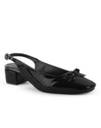 Vista diagonal de zapatilla negra destalonada para mujer con moño en punta cuadrada y tacón bajo cuadrado de 5cm