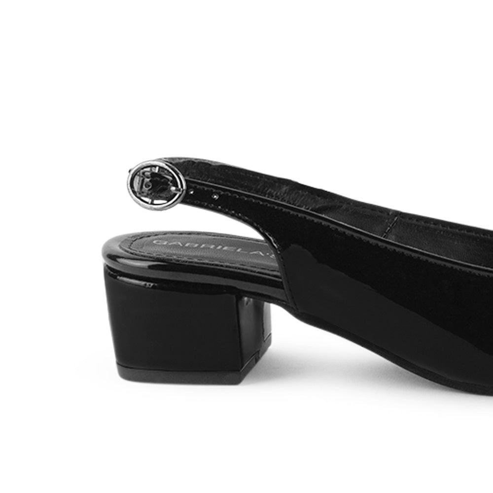 Vista trasera de tacón bajo cuadrado de 5cm en zapatilla negra destalonada para mujer con correa ajustable 
