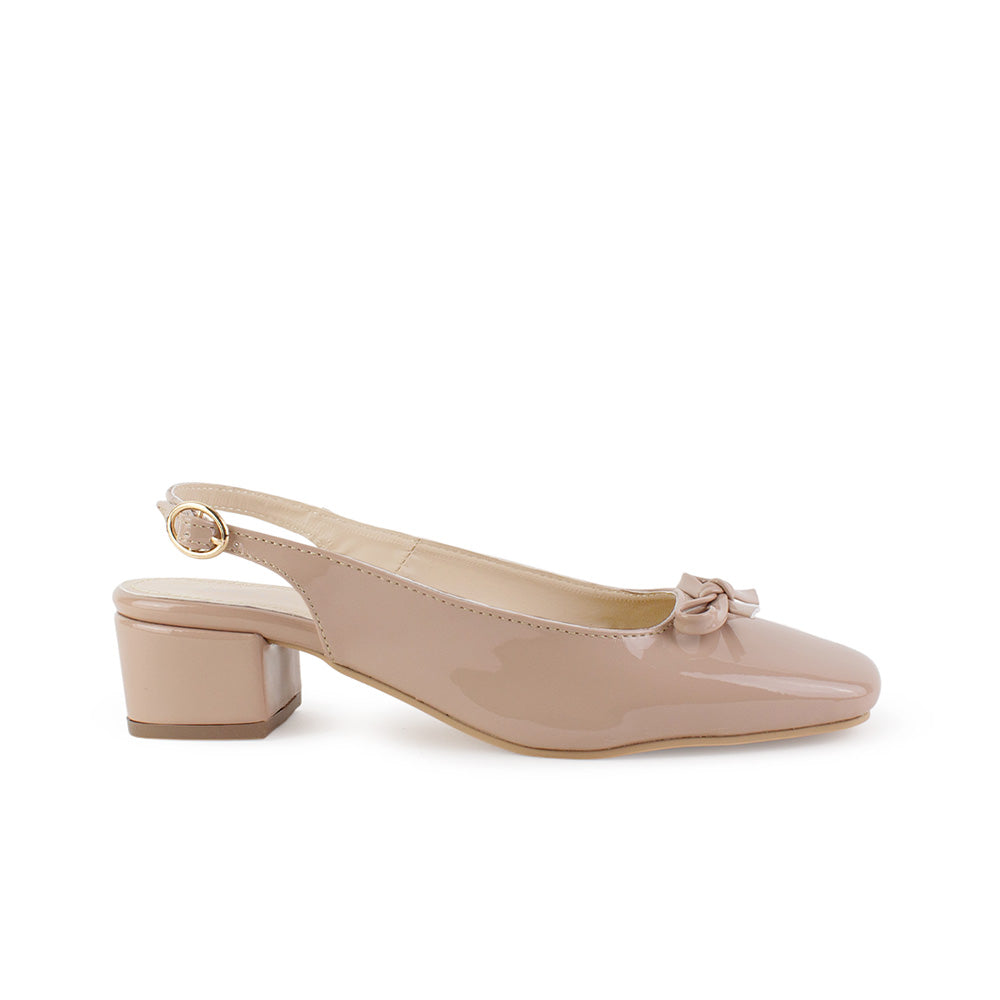 Vista lateral de zapatilla nude para mujer con moño en punta cuadrada cerrada y tacón bajo de 5cm