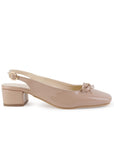Vista lateral de zapatilla nude para mujer con moño en punta cuadrada cerrada y tacón bajo de 5cm