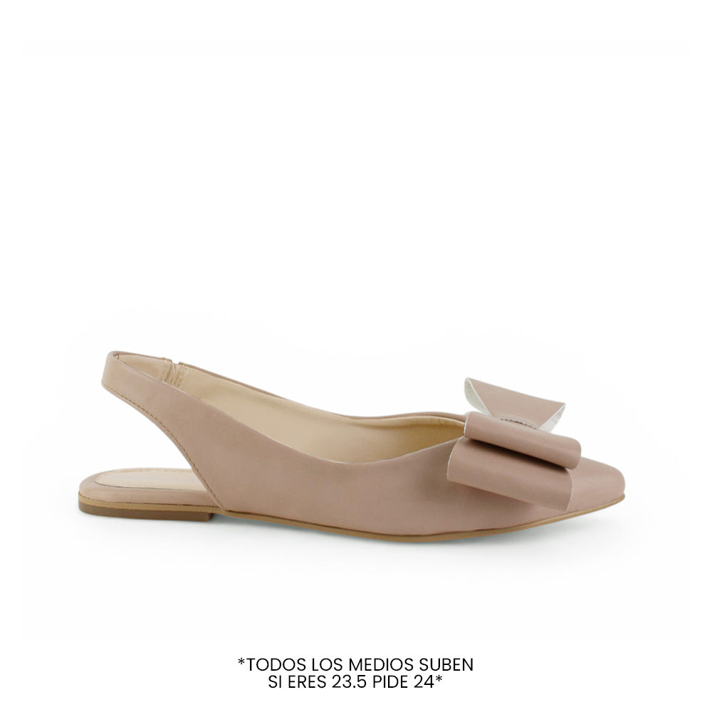 Vista lateral de flat nude para mujer con moño grande en punta fina cerrada  y correa elástica trasera de piso