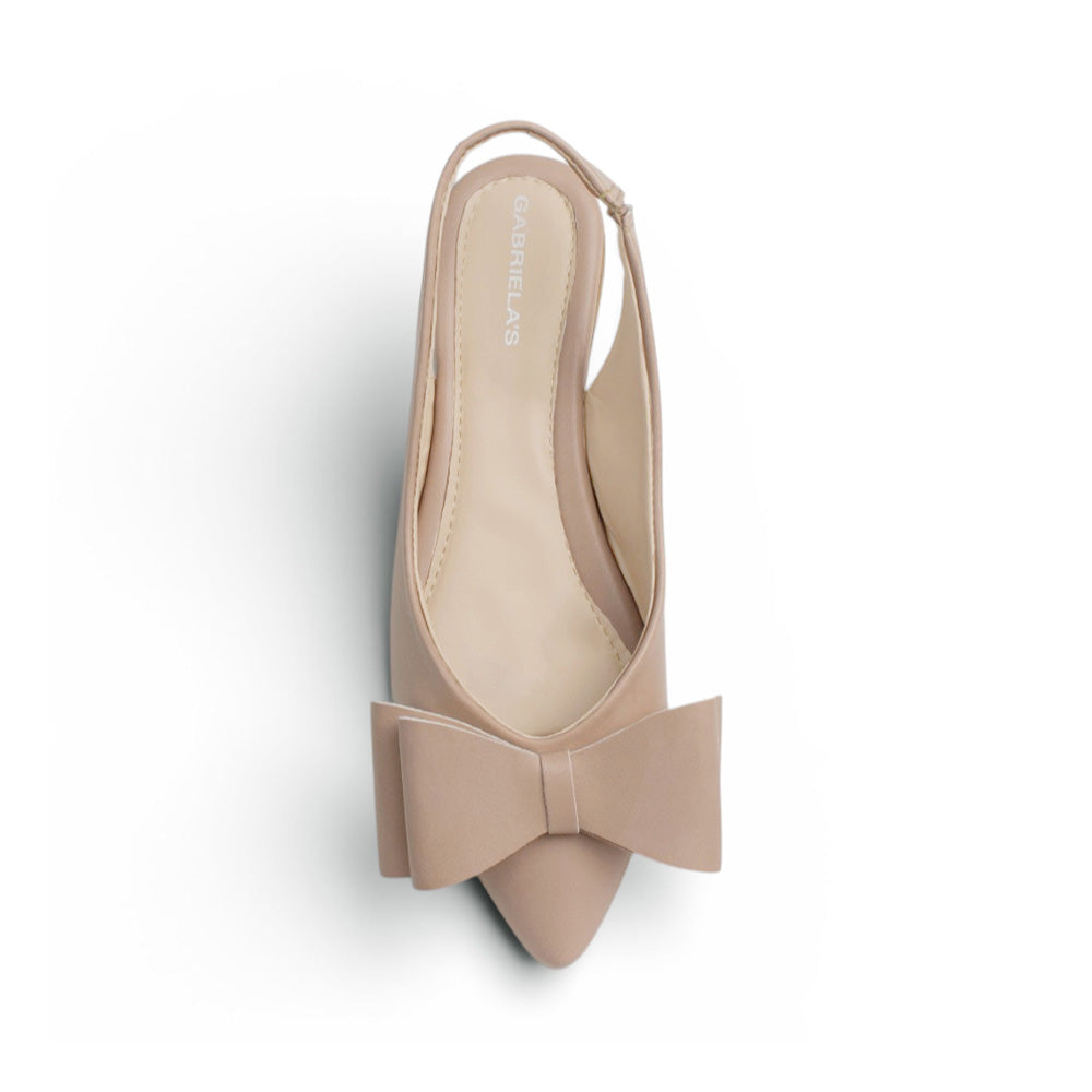 Vista superior de flat nude para mujer con moño grande en punta fina y correa ajustable