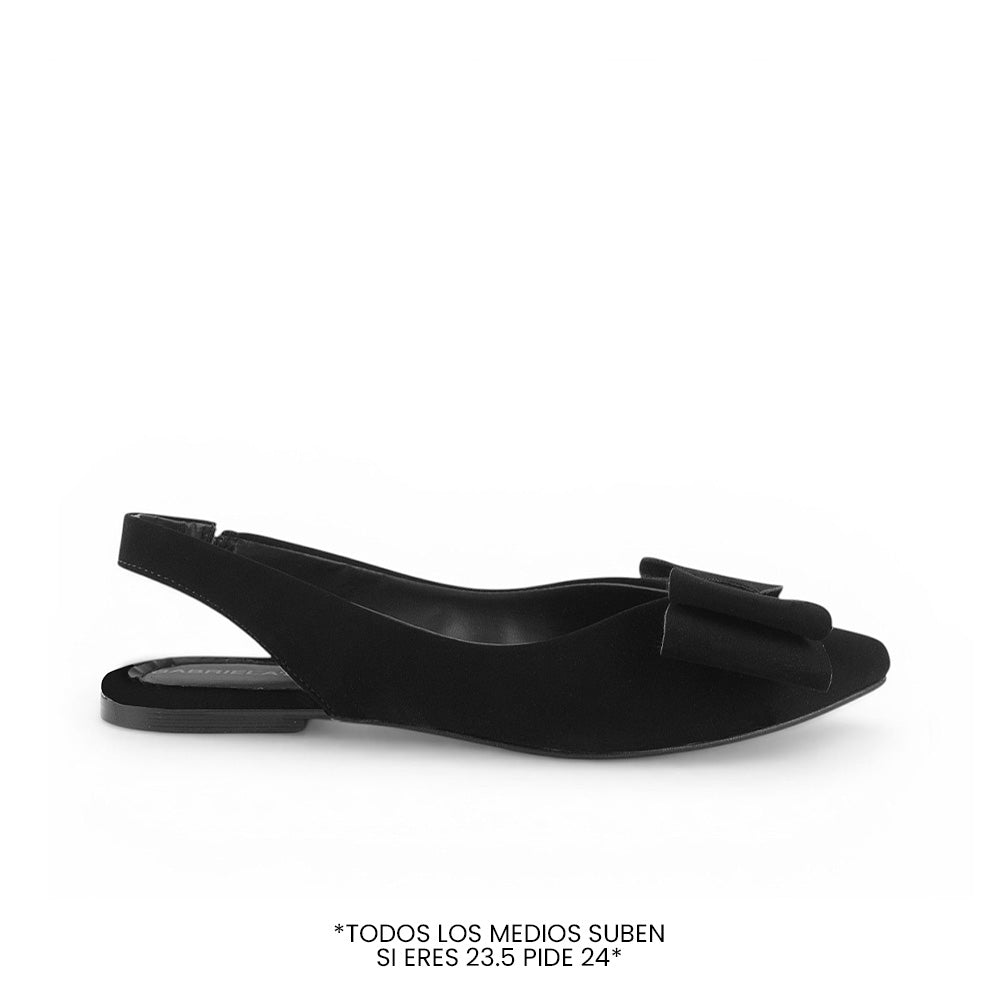 Vista lateral de flat negro para mujer con moño grande en punta fina cerrada  y correa elástica trasera de piso