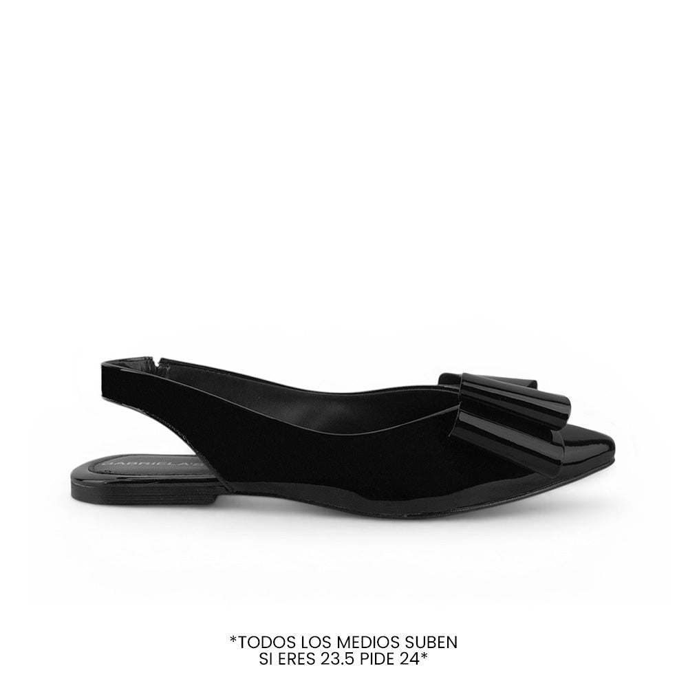 Vista lateral de flat negro para mujer con moño grande en punta fina cerrada  y correa elástica trasera de piso