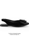 Vista lateral de flat negro para mujer con moño grande en punta fina cerrada  y correa elástica trasera de piso