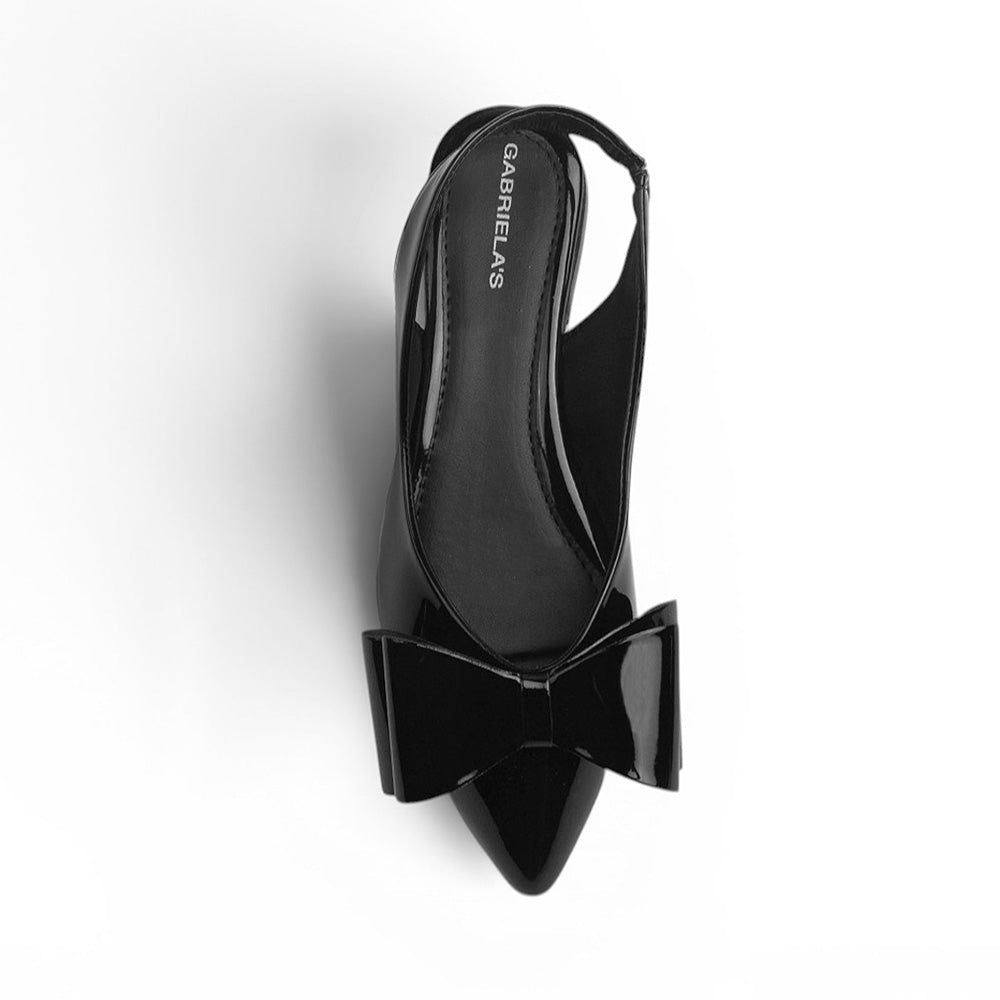 Vista superior de flat negro para mujer con moño grande en punta fina y correa ajustable