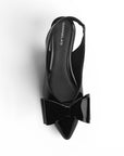 Vista superior de flat negro para mujer con moño grande en punta fina y correa ajustable