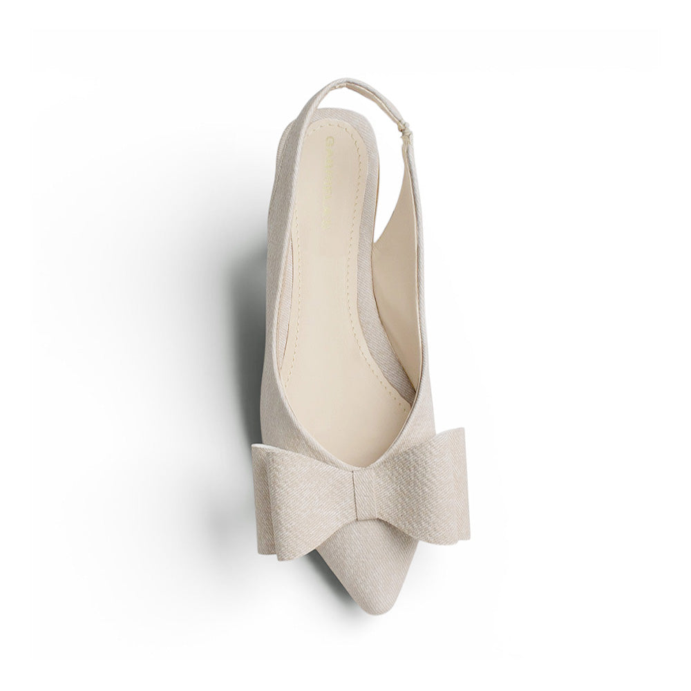 Vista superior de flat beige para mujer con moño grande en punta fina y correa ajustable