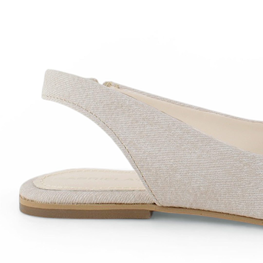 Vista trasera de flat beige para mujer con elástico en correa trasera de piso