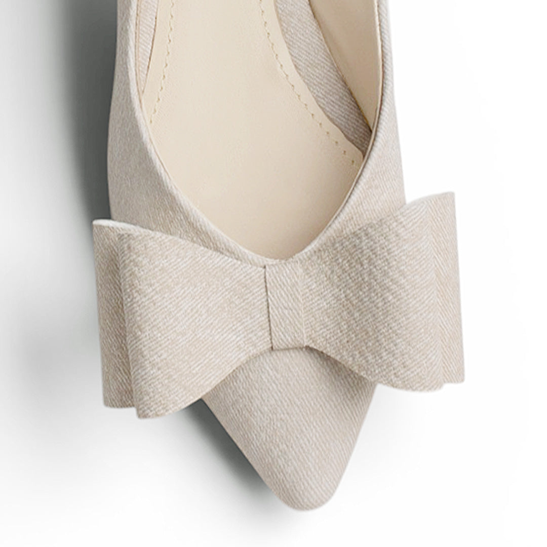 Vista de material sintético en flat beige para mujer de piso con correa trasera ajustable con elástico y moño en punta