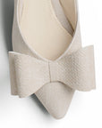 Vista de material sintético en flat beige para mujer de piso con correa trasera ajustable con elástico y moño en punta