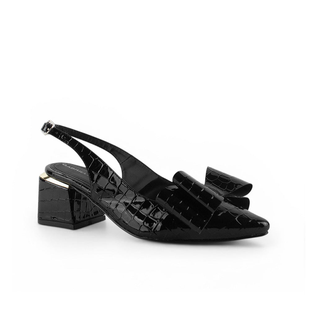 Vista diagonal de zapatilla para mujer con moño en punta fina y tacón bajo ancho de 6cm en color negro
