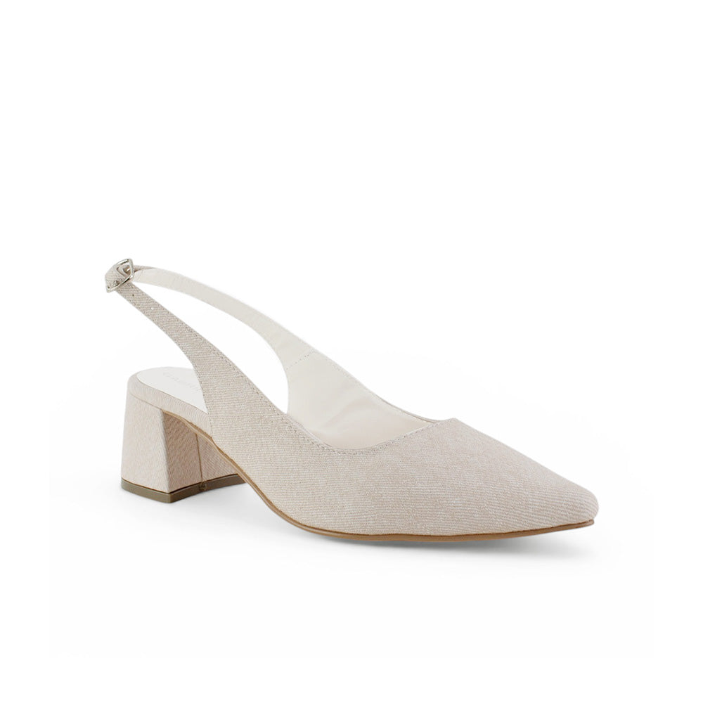 Vista lateral de zapatilla beige destalonada para mujer con tacón bajo de 5cm y punta fina 