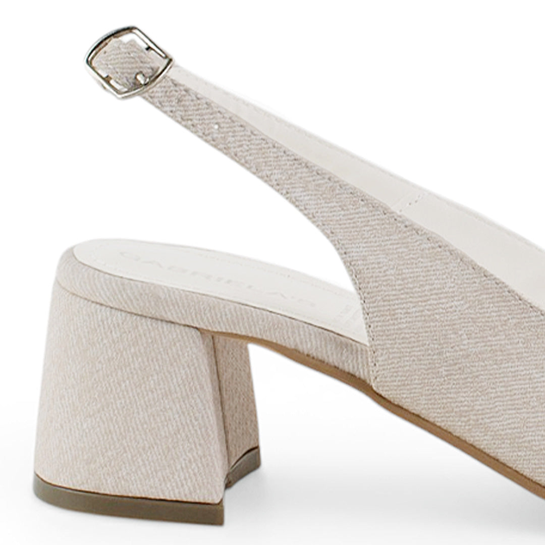 Vista trasera de tacón bajo ancho de 5cm y pulsera ajustable en zapatilla beige con punta fina