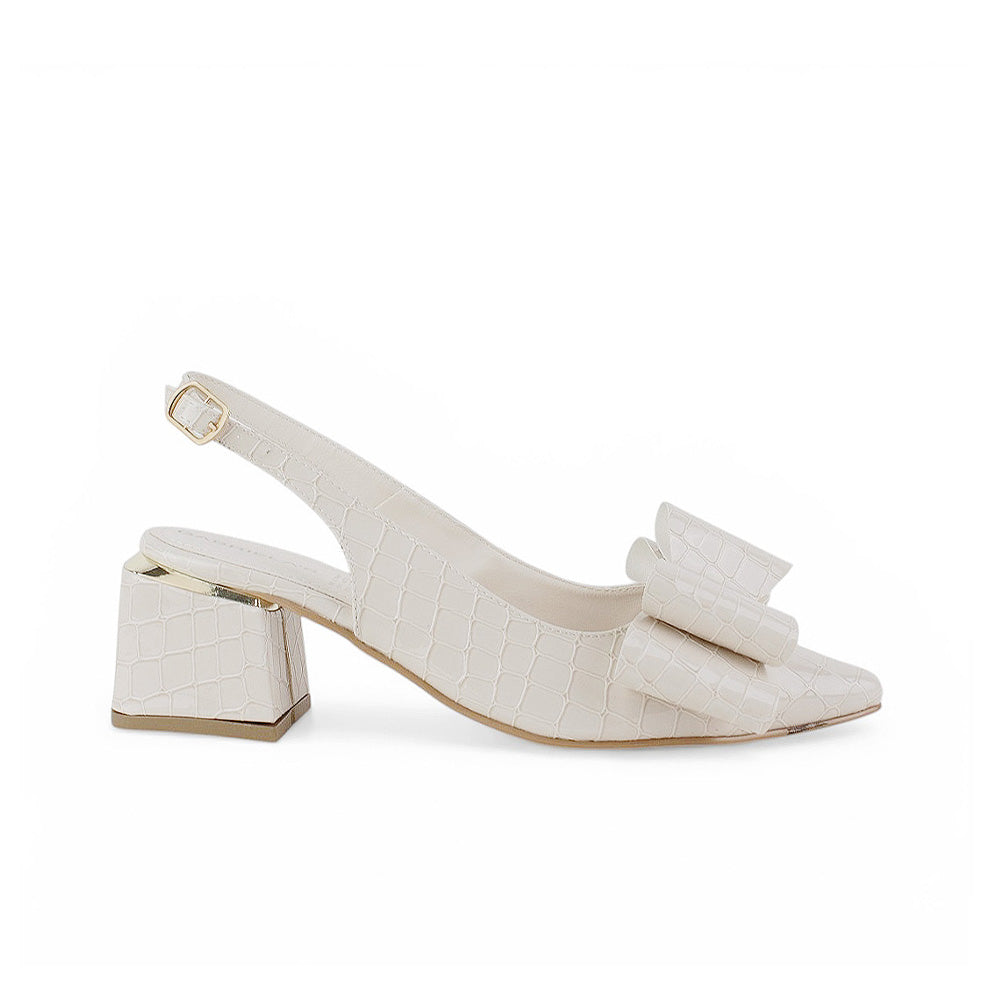 Vista lateral de zapatilla beige destalonada para mujer con tacón bajo de 6cm y moño en punta fina