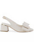 Vista lateral de zapatilla beige destalonada para mujer con tacón bajo de 6cm y moño en punta fina